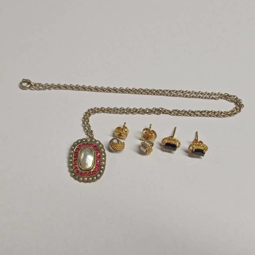 372 - 2 PAIRS OF 9CT GOLD EARSTUDS - 2.7G & 800 SILVER MOTHER OF PEARL, GARNET & SEED PEARL PENDANT ON CHA... 