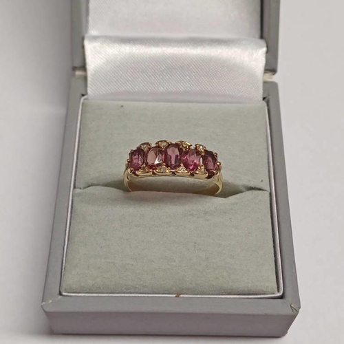 392 - EARLY 20TH CENTURY 18CT GOLD GARNET & DIAMOND 5-STONE RING - 3.4G, RING SIZE M