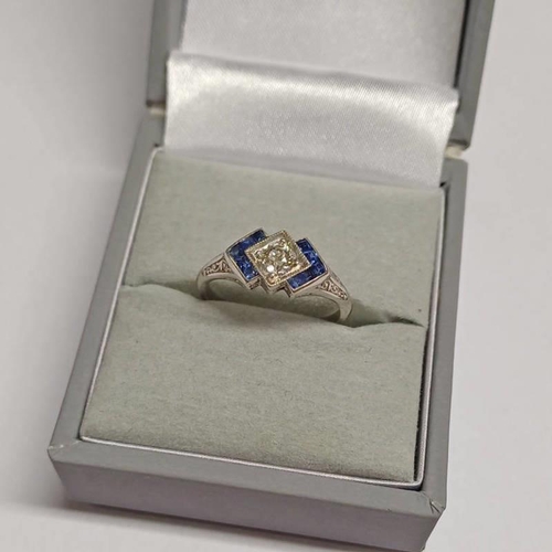 419 - ART DECO SAPPHIRE & DIAMOND SET RING, THE CIRCULAR CUT DIAMOND APPROX 0.32 CARATS SET BETWEEN CALIBR... 