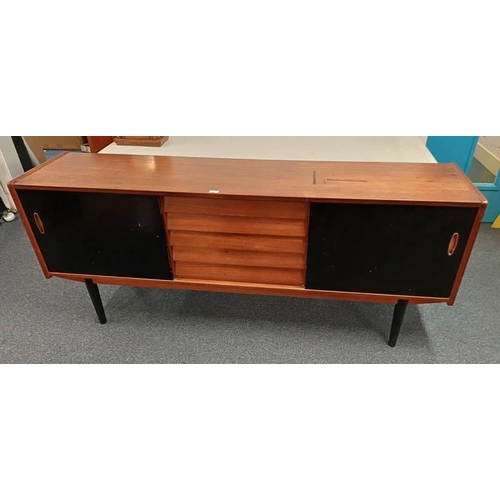 3 - BRA BOHAG TROED TEAK SIDEBOARD MODELL TRIO WITH 5 CENTRALLY SET DRAWERS FLANKED TO EACH SIDE BY SLID... 