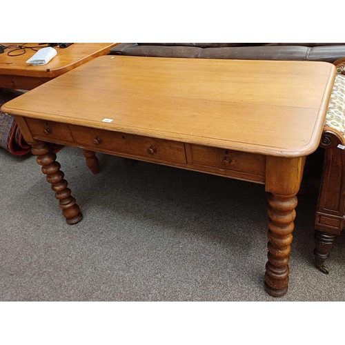 304 - 19TH CENTURY OAK TABLE WITH 3 DRAWERS ON BOBBIN SUPPORTS - 1321 CM WIDE