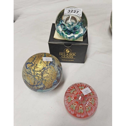 3227 - ISLE OF WIGHT GLASS PAPERWEIGHT SIGNED TO BASE, STRATHEARN GLASS PAPERWEIGHT & SELKIRK GLASS PAPERWE... 