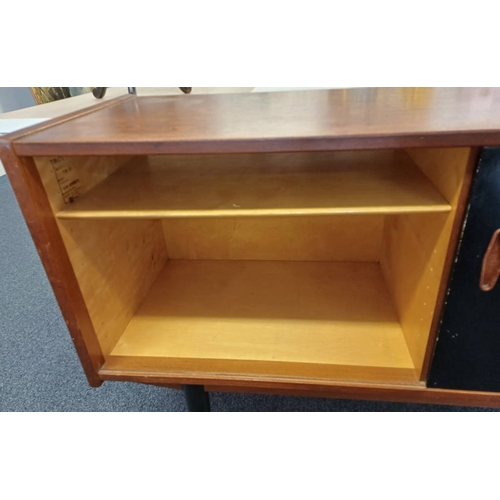 3 - BRA BOHAG TROED TEAK SIDEBOARD MODELL TRIO WITH 5 CENTRALLY SET DRAWERS FLANKED TO EACH SIDE BY SLID... 