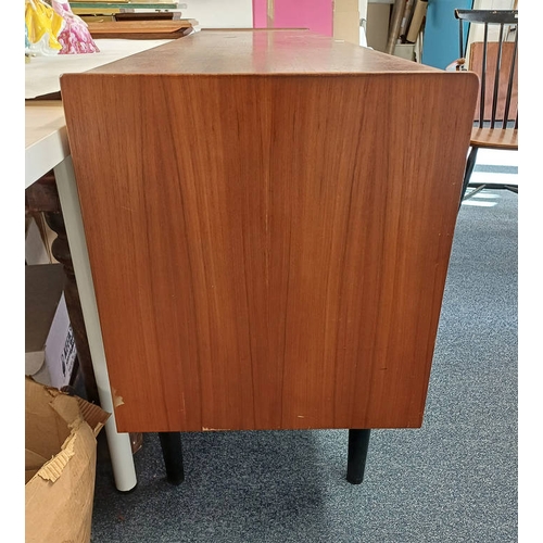 3 - BRA BOHAG TROED TEAK SIDEBOARD MODELL TRIO WITH 5 CENTRALLY SET DRAWERS FLANKED TO EACH SIDE BY SLID... 