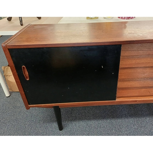 3 - BRA BOHAG TROED TEAK SIDEBOARD MODELL TRIO WITH 5 CENTRALLY SET DRAWERS FLANKED TO EACH SIDE BY SLID... 