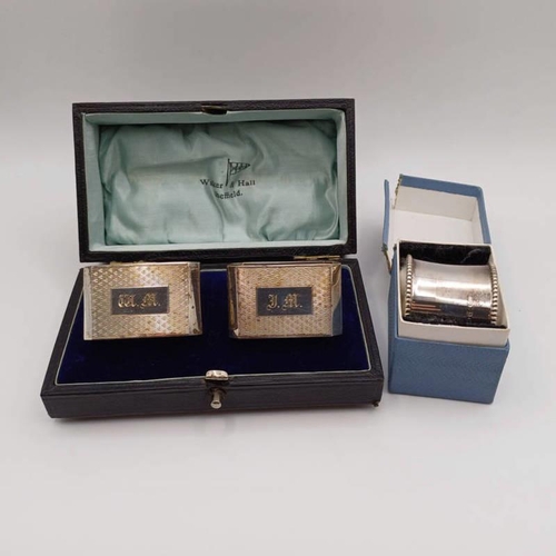 647 - CASED PAIR OF SILVER OCTAGONAL NAPKIN RINGS BY WALKER & HALL, SHEFFIELD 1933 & BOXED SILVER NAPKIN R... 