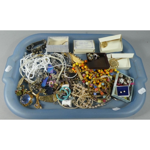 152 - A Tray of Costume Jewellery