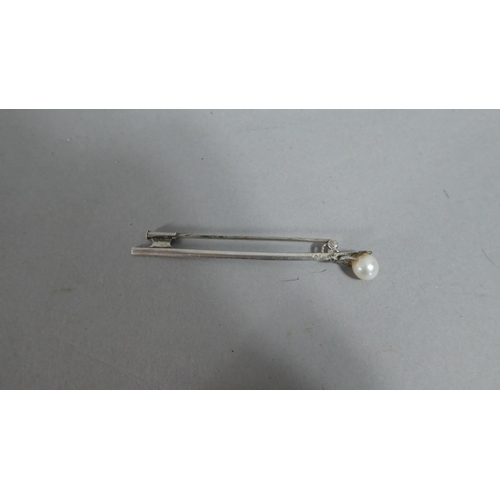 290 - A French Art Deco Silver and Pearl Stick Pin, 6.75cm Long