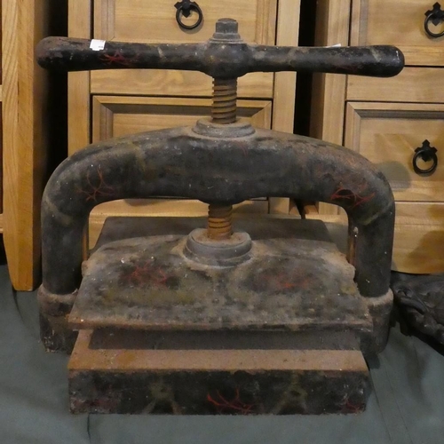 84 - A Late 19th Century Heavy Cast Iron Book Press, 40cm Wide