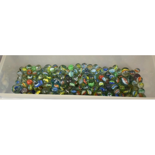 118 - A Large Quantity of Large and Small Marbles, Various Ages