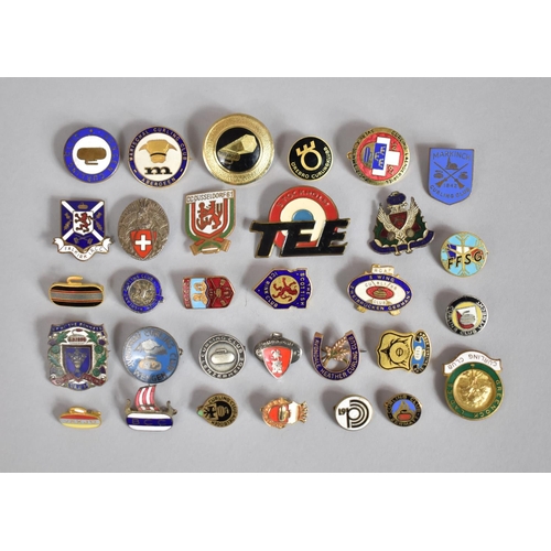 253 - A Collection of 31 Vintage Enamelled Curling Badges to include marischal Curling Club JVNGFRAV Curli... 