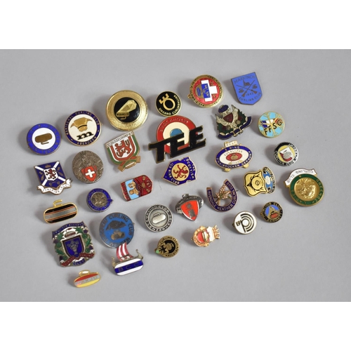 253 - A Collection of 31 Vintage Enamelled Curling Badges to include marischal Curling Club JVNGFRAV Curli... 