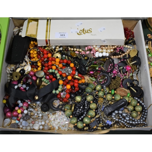 323 - A Collection of Costume Jewellery