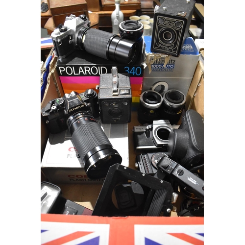 228 - A Collection of Various Vintage 35mm Cameras, Box Cameras, Photographic Accessories, Flash Units Etc