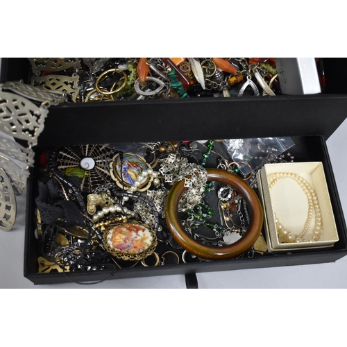 343 - A Collection of Various Jewellery to include Silver Plated Belt Etc