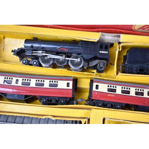 194 - A Triang Railway OO Gauge Electric Scale Model, R1 Passenger Train Set Complete with Locomotive, Ten... 