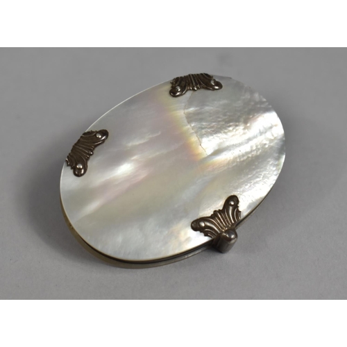 376 - A Georgian Mother Pearl Folding Pocket Magnifying Glass, 6.5cm wide