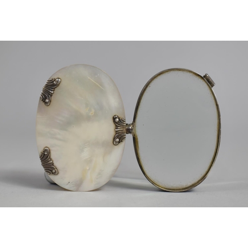 376 - A Georgian Mother Pearl Folding Pocket Magnifying Glass, 6.5cm wide