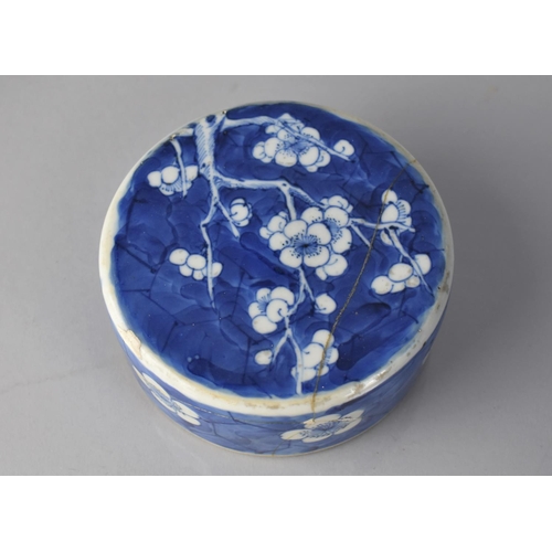 370 - A Large 19th/20th Century Chinese Porcelain Blue and White Prunus Pattern Jar and Cover, 30cms High,... 