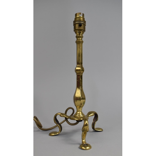 23 - An Early 20th Century Brass Carriage Lamp on Tripod Scrolled Feet, 31ms High