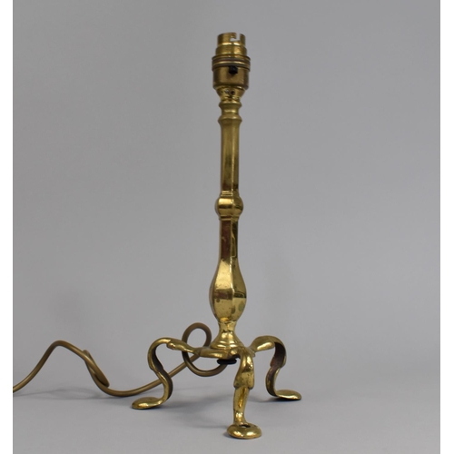 23 - An Early 20th Century Brass Carriage Lamp on Tripod Scrolled Feet, 31ms High