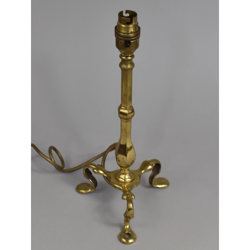 23 - An Early 20th Century Brass Carriage Lamp on Tripod Scrolled Feet, 31ms High