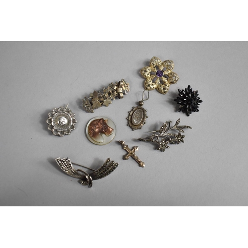 389 - A Collection of Various Late 19th and 20th Century Brooches to include Silver and White Metal Exampl... 