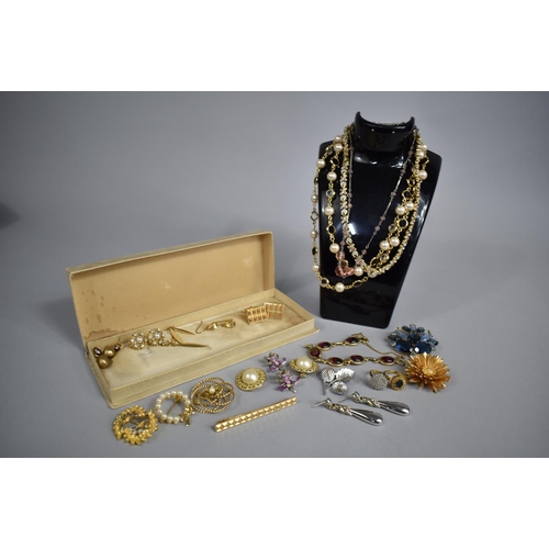 393 - A Collection of Various Vintage and Later Jewellery to Comprise Brooches, Rings, Necklaces Etc