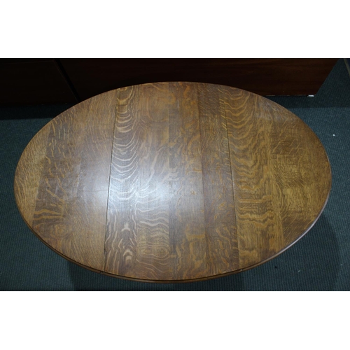 481 - A Mid 20th Century Oak Oval Topped Drop Leaf Gate Leg Barley Twist Table, 89cms Wide