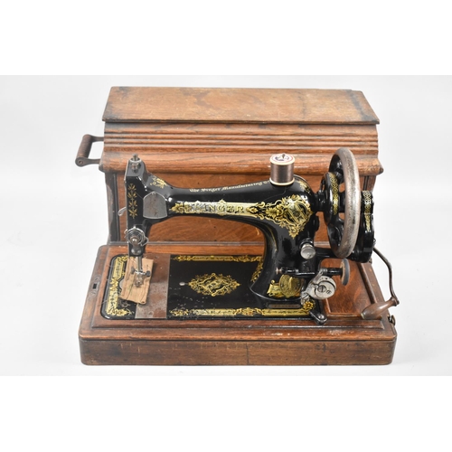 310 - An Early 20th Century Manual Singer Sewing Machine