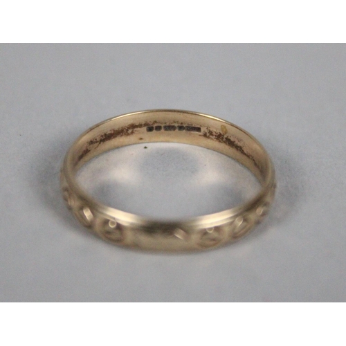 365 - A 9ct Gold Ring with Pattern Design to Band, 2g