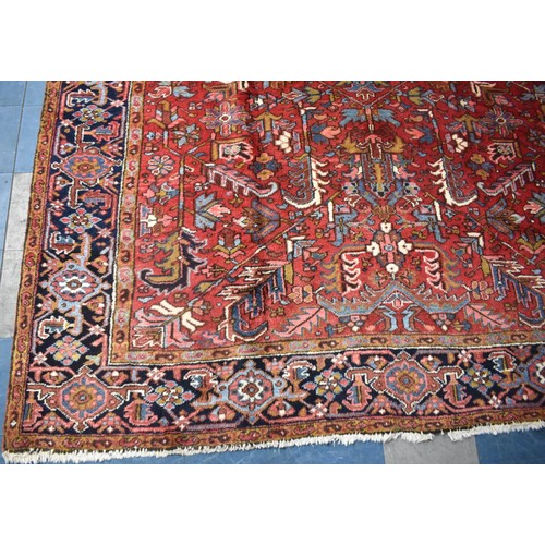 400 - A Good quality Handmade Heriz Carpet, 347x247cm