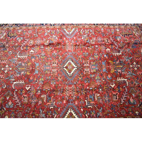 400 - A Good quality Handmade Heriz Carpet, 347x247cm