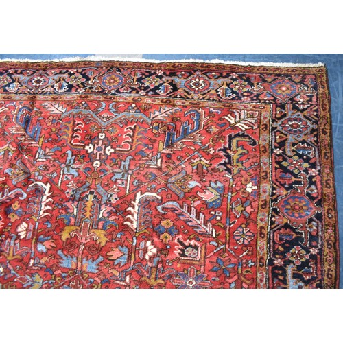 400 - A Good quality Handmade Heriz Carpet, 347x247cm