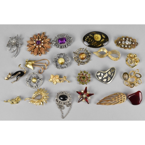 256 - A Collection of Various Mid/Late 20th Century Costume Jewellery Brooches