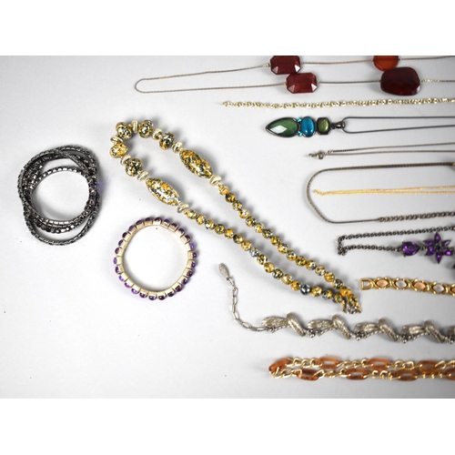 467 - A Collection of Various Costume Jewellery Necklaces Etc