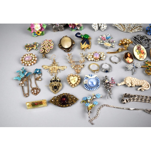 468 - A Large Quantity of Various Vintage and Later Brooches to include Enamel and Jewelled Examples