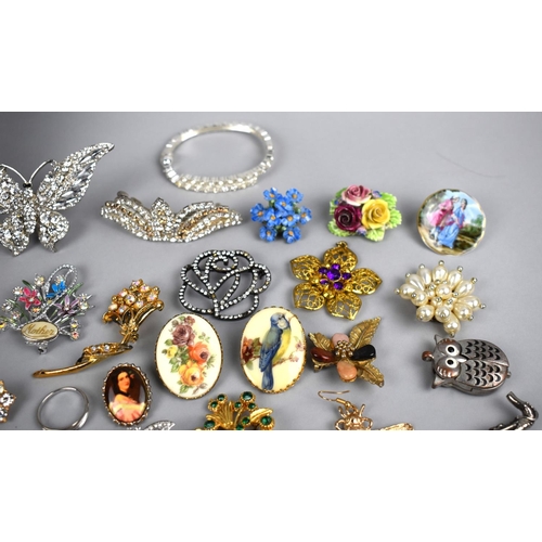 468 - A Large Quantity of Various Vintage and Later Brooches to include Enamel and Jewelled Examples