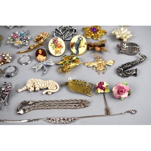 468 - A Large Quantity of Various Vintage and Later Brooches to include Enamel and Jewelled Examples