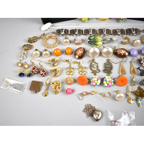 469 - A Collection of Various Costume Jewellery to comprise Necklaces, Brooches, Earrings Etc