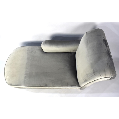 520 - A Modern Upholstered Chaise Longue