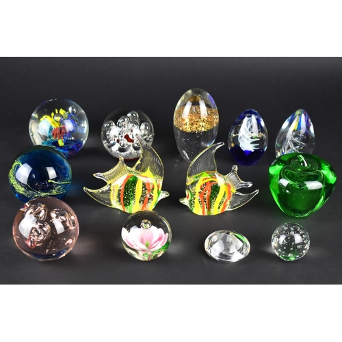 286 - A Collection of Thirteen Various Glass Paperweights to Include Mdina etc