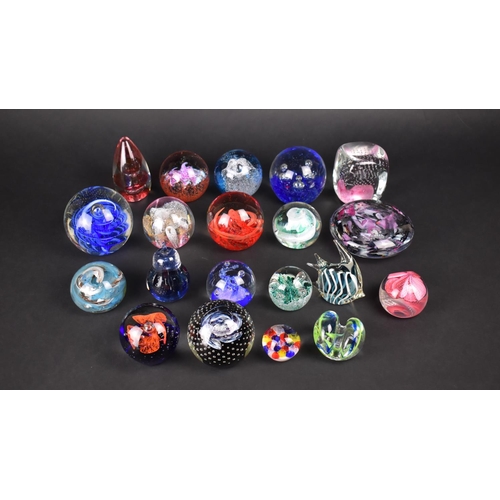 340 - A Collection of Twenty Various Glass Paperweights to Include Examples by Caithness etc