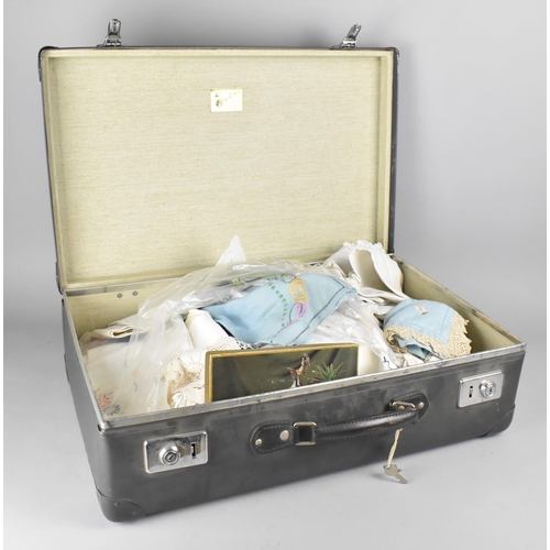 465 - A Vintage Case Containing Various Table Linens Etc