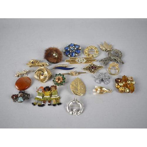 593 - A Mid 20th Century Jewellery Box Containing Costume Brooches