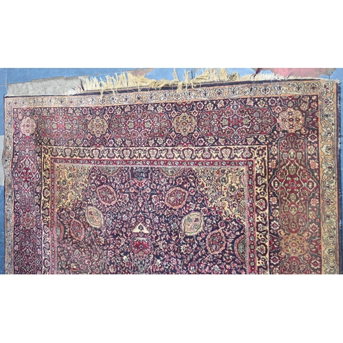 476 - A Rectangular Patterned Rug, 272x185cms