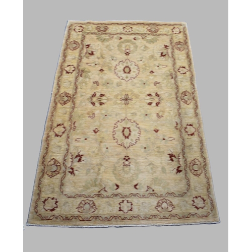 484 - A Hand Made Ziegler Rug, 180x120cms