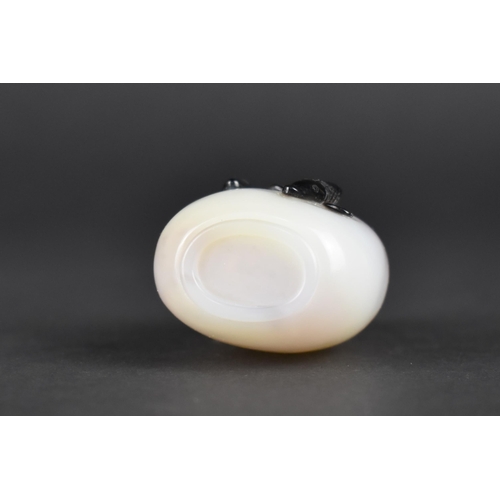 375 - A Chinese Shadow Agate Type Snuff Bottle Carved with Fish Using Dark Inclusions with Stopped, 6.5cm ... 