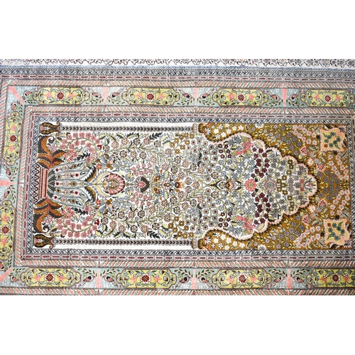 557 - A Finely Patterned Silk Rug, 153x93cms