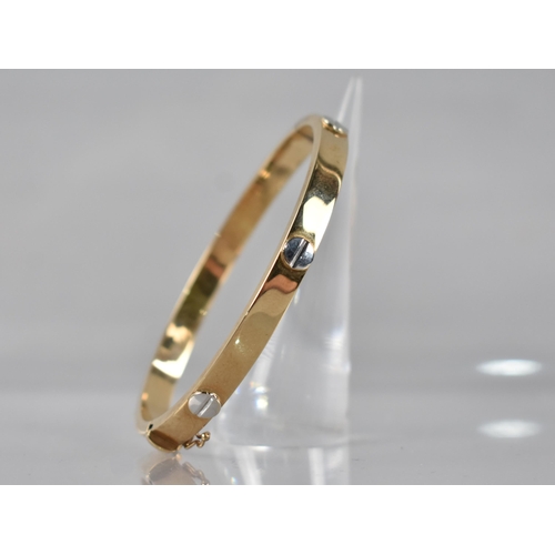 78 - A 9ct Gold Hinged Bracelet having White Metal Raised Stylised Screw Head Embellishments in the Round... 